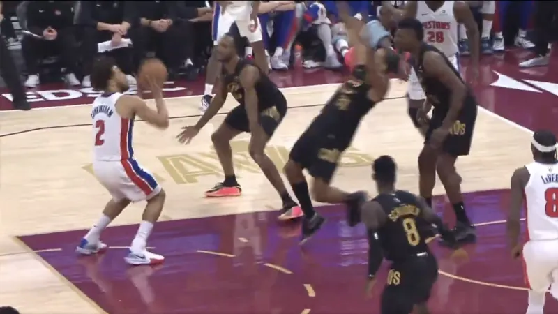 世界杯比赛直播官网-美记：因在对阵活塞时假摔，骑士前锋泰森被罚款2000美金