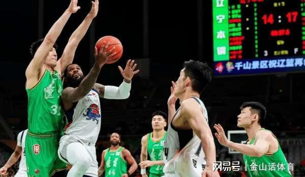 世界杯在线观看地址-坑爹啊！2米14内线2分0板，出现超低级失误，解说: 没一点攻击力